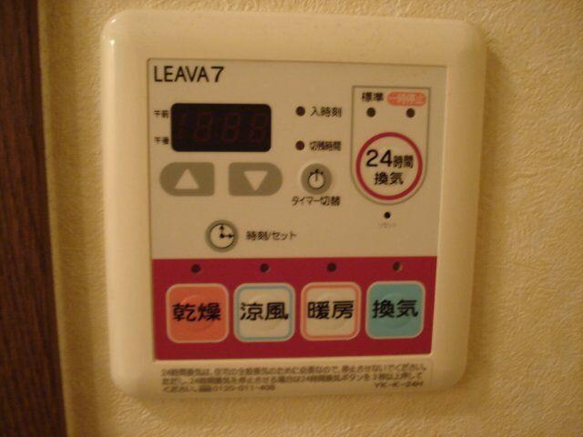 物件内観写真10　(浴室乾燥機リモコン)