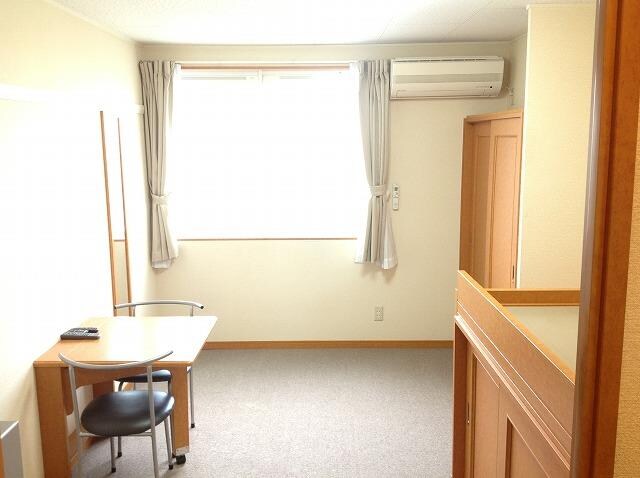 物件内観写真3　(1F:フローリング　2F：カーペット)