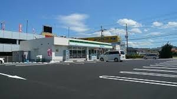 居室(ファミリーマート豊岡昭和町店  300m)