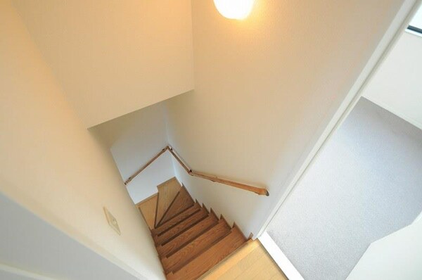 居室(階段。メゾネットタイプのお部屋になります)