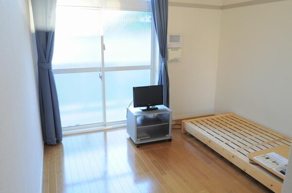 居室(明るく綺麗なお部屋です。)