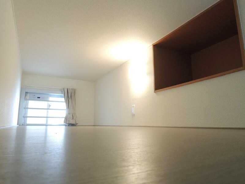 物件内観写真6　(ロフト付で収納力はバツグン！ロフトで就寝もＯＫ)