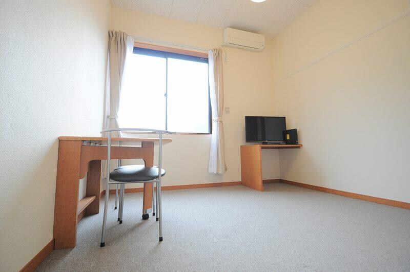 物件内観写真13　(ロフトタイプは天井が高いので開放的なお部屋となります。)