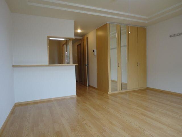 物件内観写真3　(洋室(姿鏡付ＣＬ))