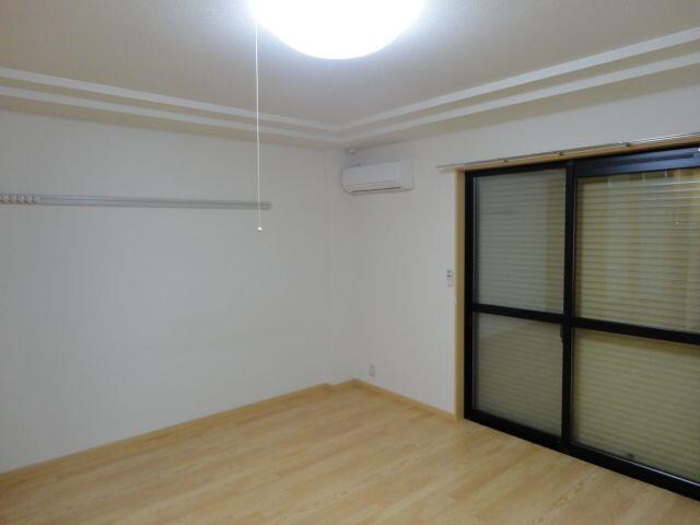 物件内観写真19　(照明・エアコン・雨戸)