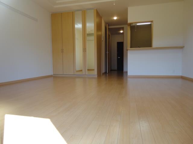 物件内観写真3　(洋室(姿鏡付きＣＬ))