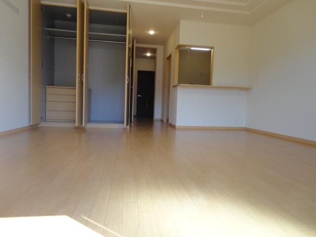 物件内観写真13　(洋室(収納家具付き))