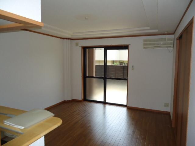 物件内観写真3　(リビング)