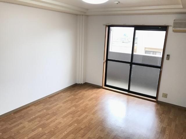 物件内観写真3　(9.4帖の南向き洋室)