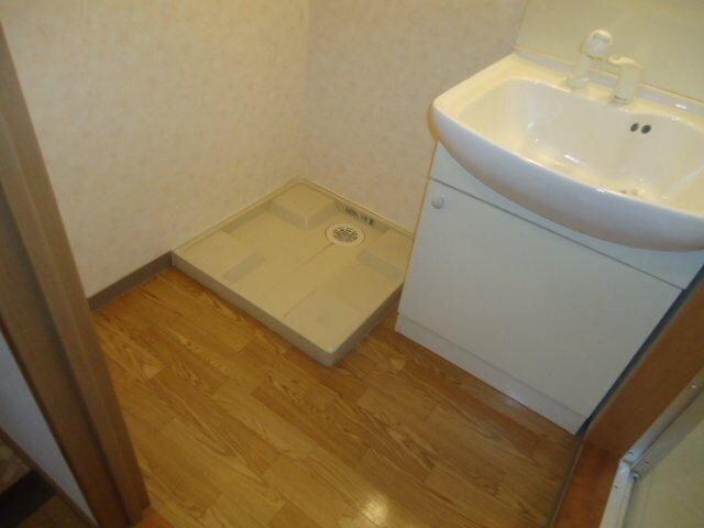 物件内観写真7　(カゴも置きやすい洗面所)