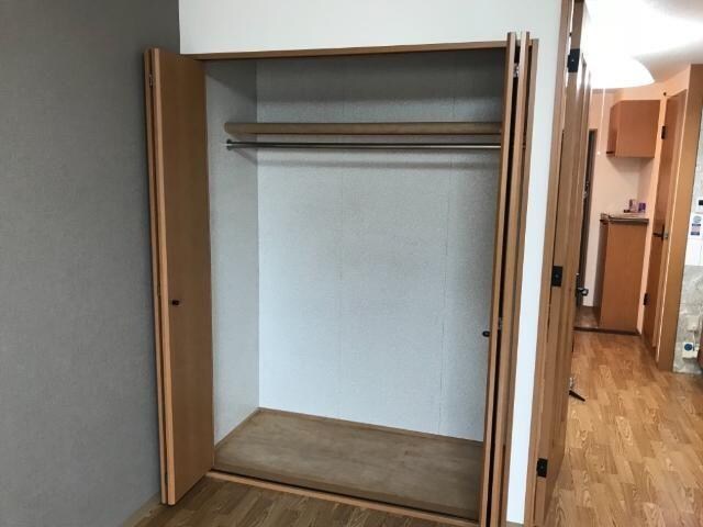 物件内観写真13　(上棚付の大きなクローゼット)