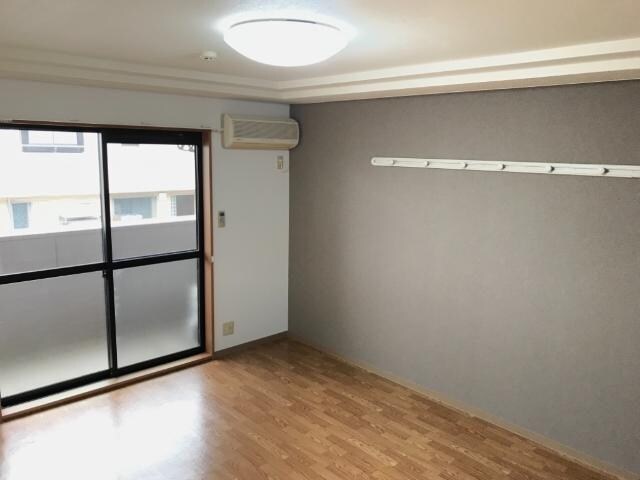 物件内観写真14　(形がよく家具配置もしやすい洋室)