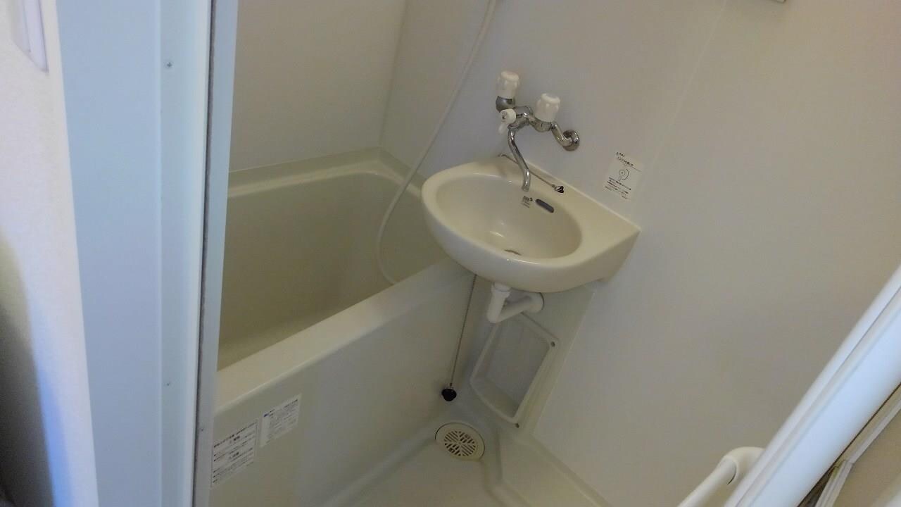 物件内観写真4　(バストイレ別が嬉しい♪)