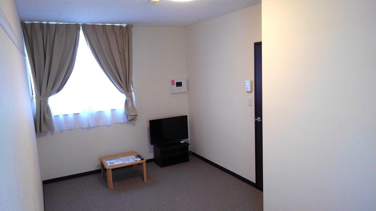 物件内観写真7　(家具家電付きのお部屋♪（1階はフローリングとなります。）)