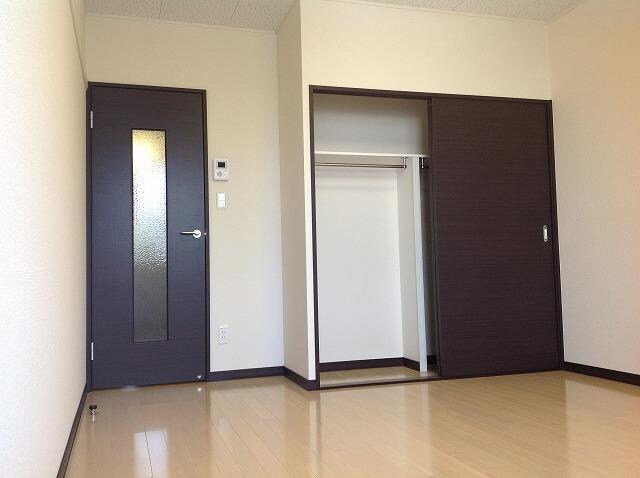 物件内観写真3　(１階フローリング、２階カーペット)