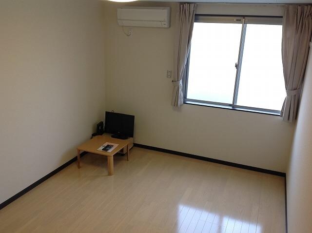 物件内観写真11　(１階クローゼット、２階別に収納スペースあり)