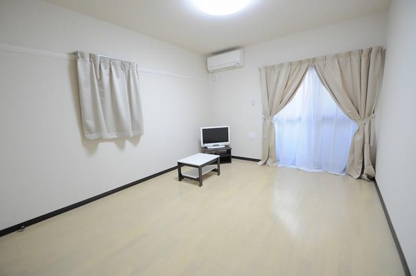 居室(広々ベランダ付き♪小さい窓は角部屋の特権です。)