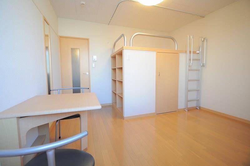 物件内観写真4　(1F:フローリング　ハイベッド（大型収納付き）)