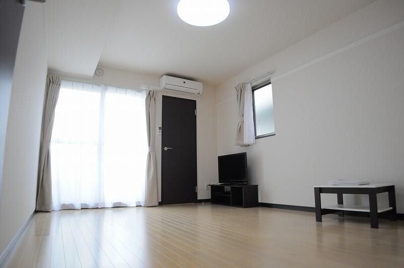 物件内観写真3　(広々とした空間です。1階フローリング、2階カーペット)