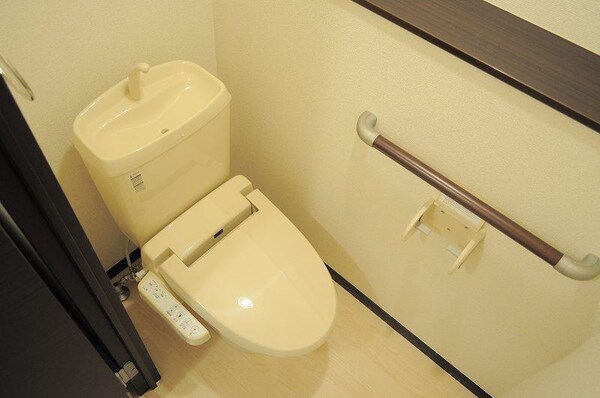 トイレ(温水洗浄便座付きで快適。)