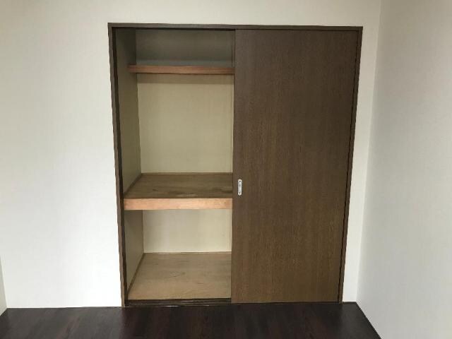 物件内観写真8　(リビング横の洋室収納)