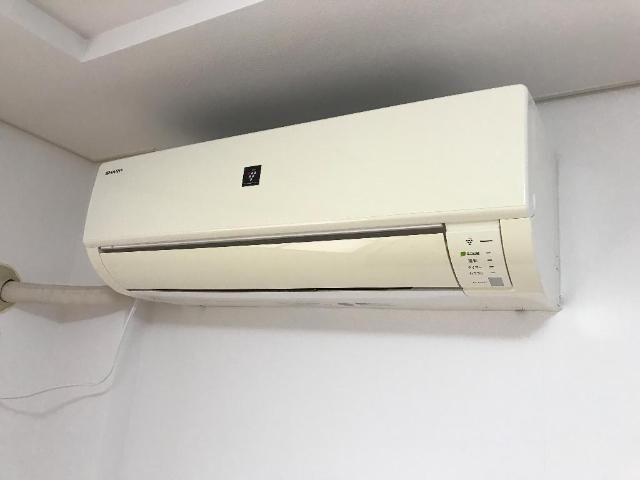 物件内観写真10　(リビングにはエアコン付き（サービス品）)