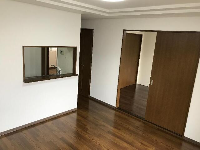 物件内観写真14　(キレイな形で家具配置しやすいリビング)