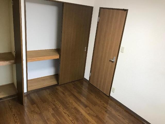 物件内観写真18　(玄関横の５帖洋室)