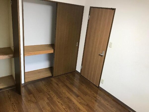 居室(玄関横の５帖洋室)