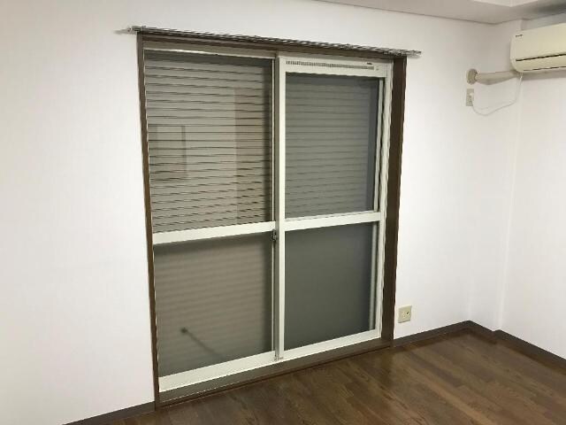 物件内観写真19　(シャッター付きで防音・防犯性アップ)