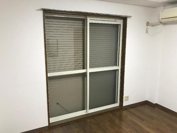 居室(シャッター付きで防音・防犯性アップ)