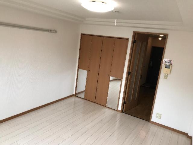 物件内観写真3　(9.3帖の広々した洋室)