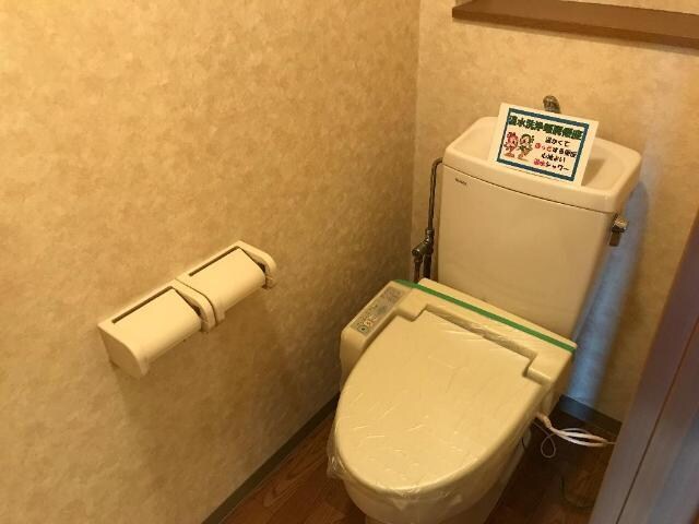物件内観写真6　(冬も快適温水便座　棚もあります)