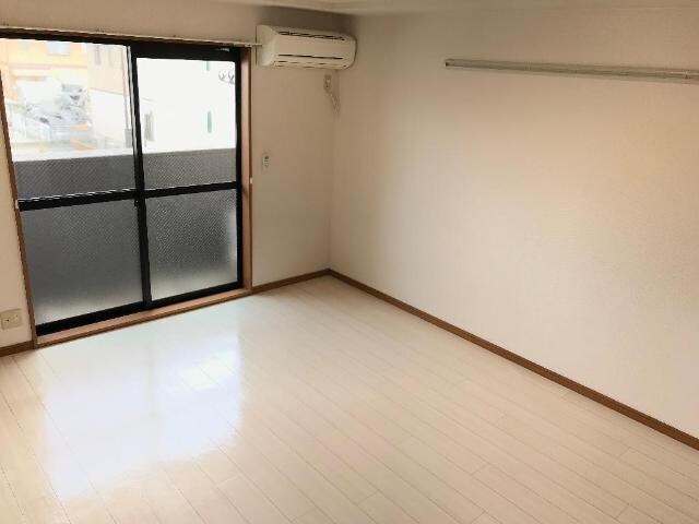 物件内観写真13　(9.3帖の広い洋室)