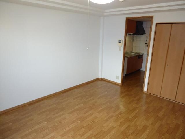 物件内観写真14　(エアコン・照明付の洋室)