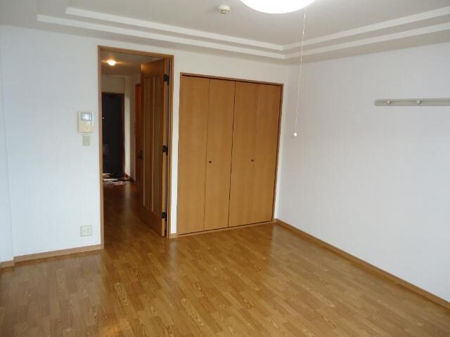 物件内観写真15　(９．３帖の洋室)