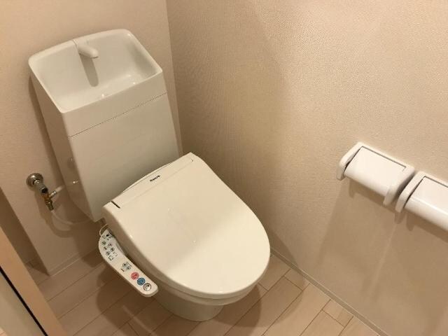 物件内観写真5　(シャワー付トイレ)