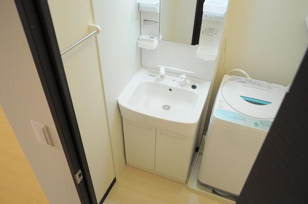 洗面・脱衣所(独立洗面台あり　※洗濯機の位置は写真と異なっております。)
