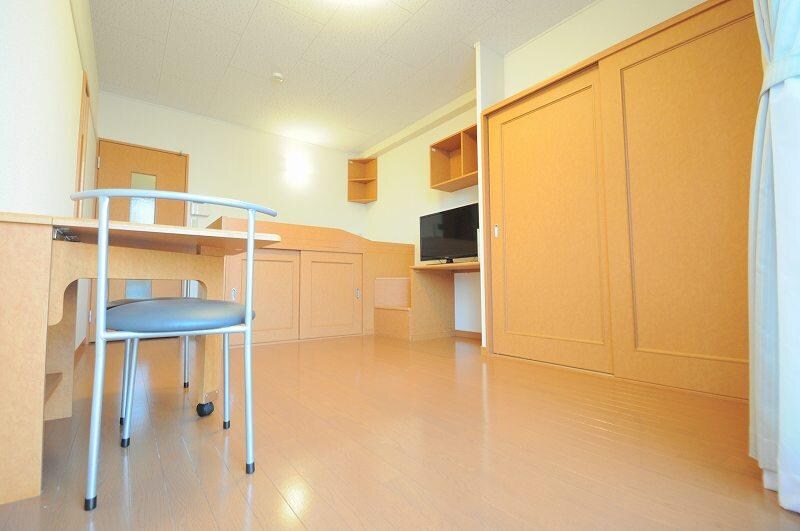 物件内観写真3　(折りたたみ可能なテーブル付き)