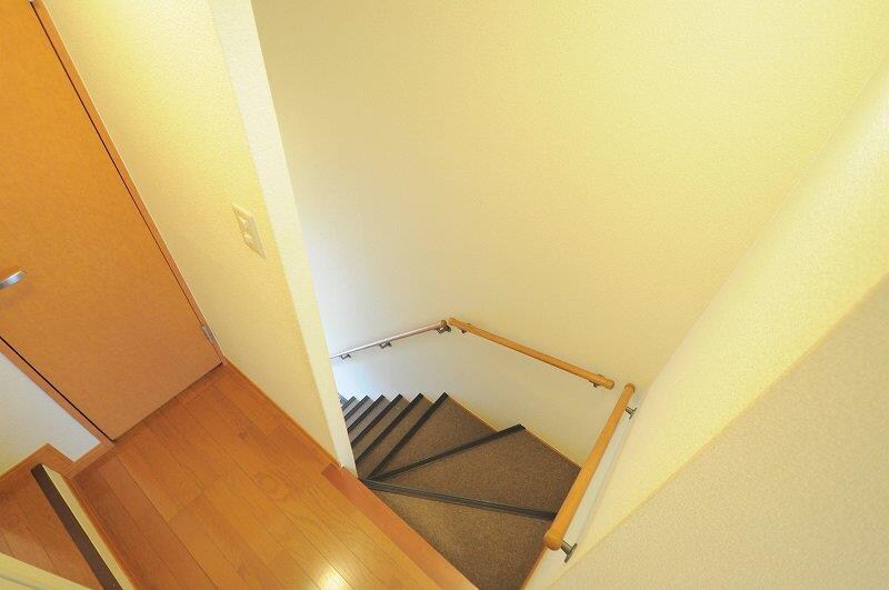物件内観写真7　(階段付近)