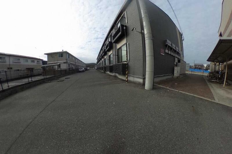 物件外観写真2　(建物西側奥にもあります。)