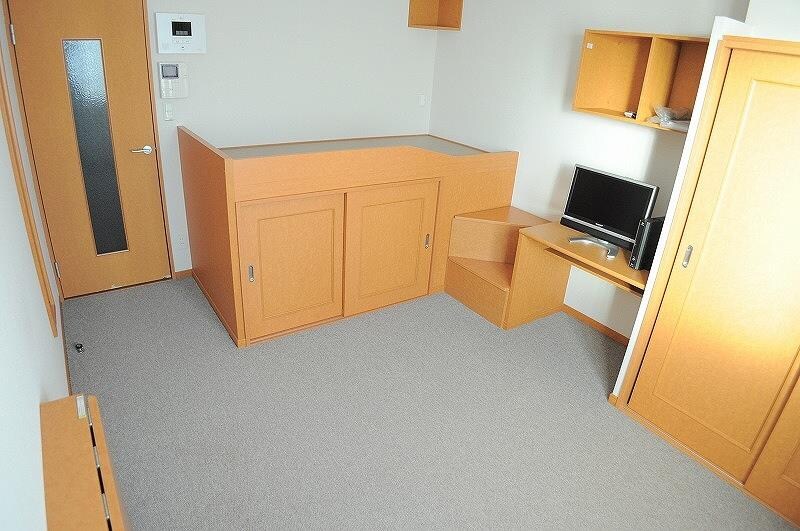 物件内観写真3　(2階じゅうたんです。)