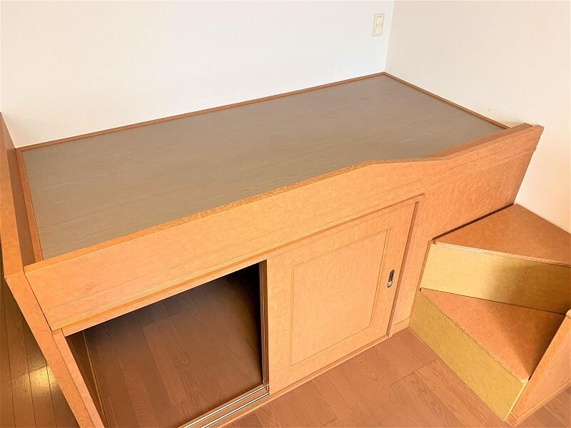 物件内観写真9　(ベッド付き。ベッド下収納あり。)