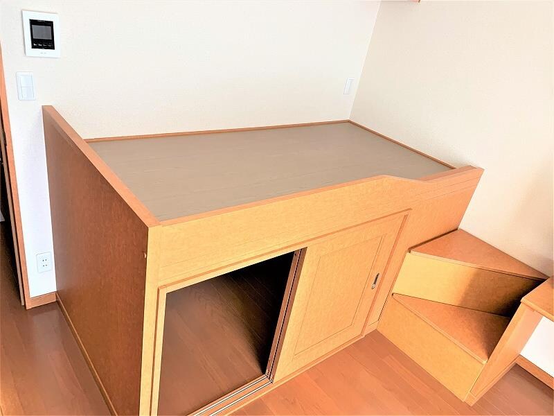 物件内観写真7　(ベッド付きです。ベッド下収納です。)