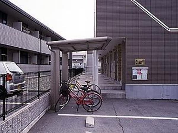 居室(屋根付き駐輪場)