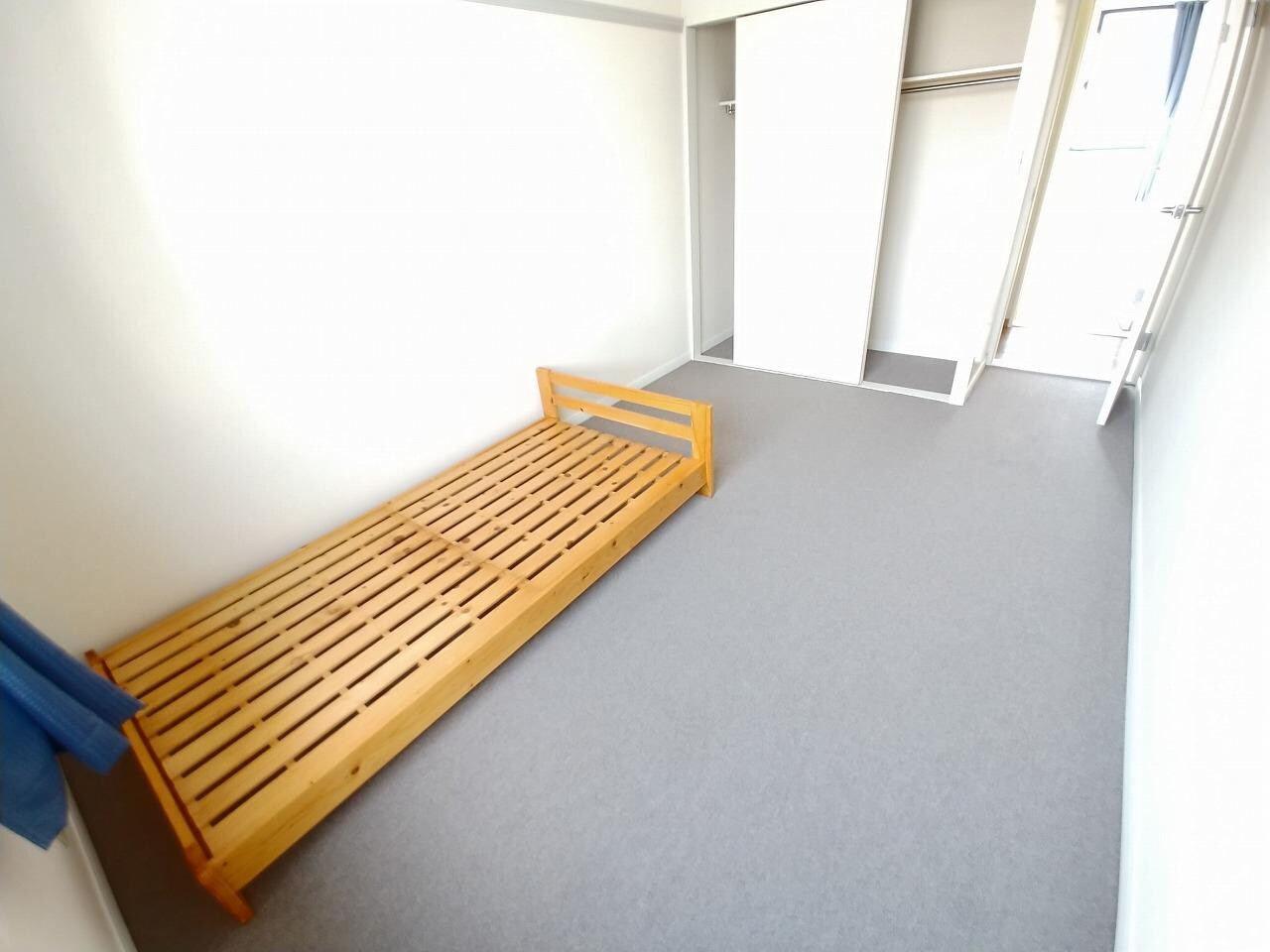 物件内観写真8　(2階（家具あり）：階段上がって右手部屋)