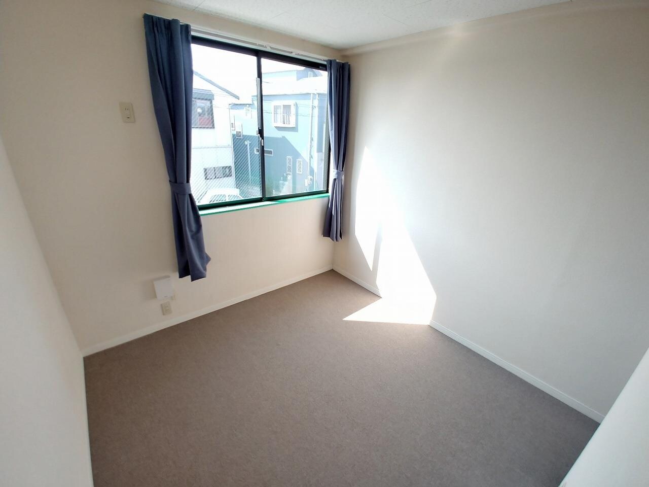 物件内観写真11　(2階（家具あり）：階段上がって左手部屋)