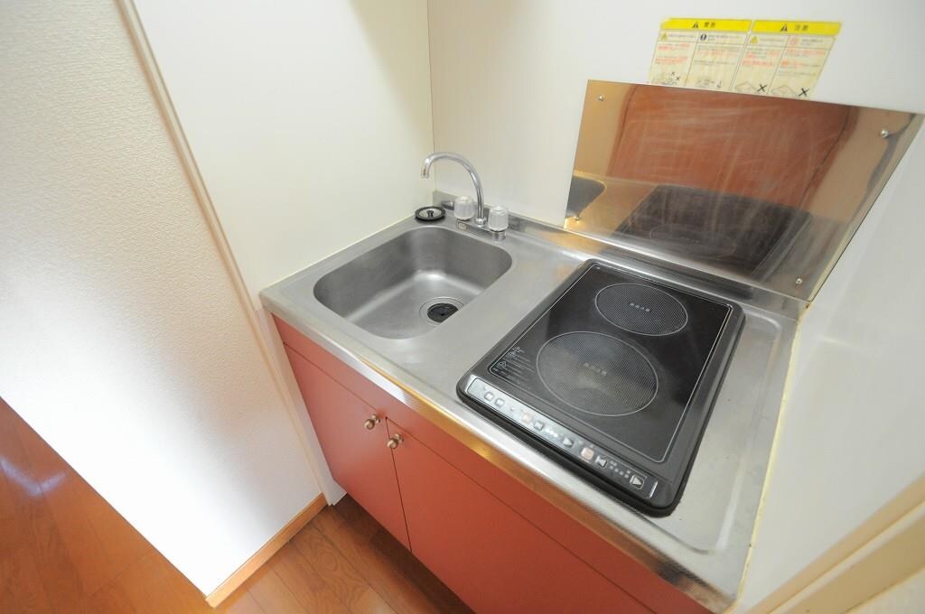 物件内観写真3　(電気コンロで料理も楽々)