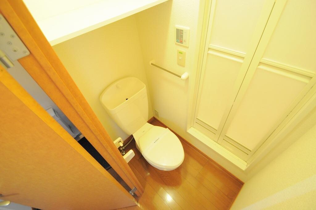 物件内観写真5　(快適な温水洗浄便座付きトイレになります。)