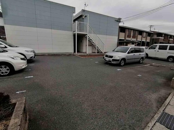 駐車場・駐輪場(広々とした駐車場で止めやすいです。)